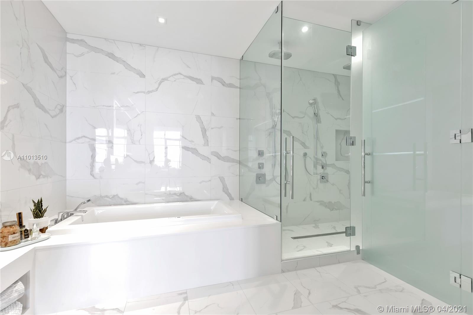 PRIVE CONDO - Residential