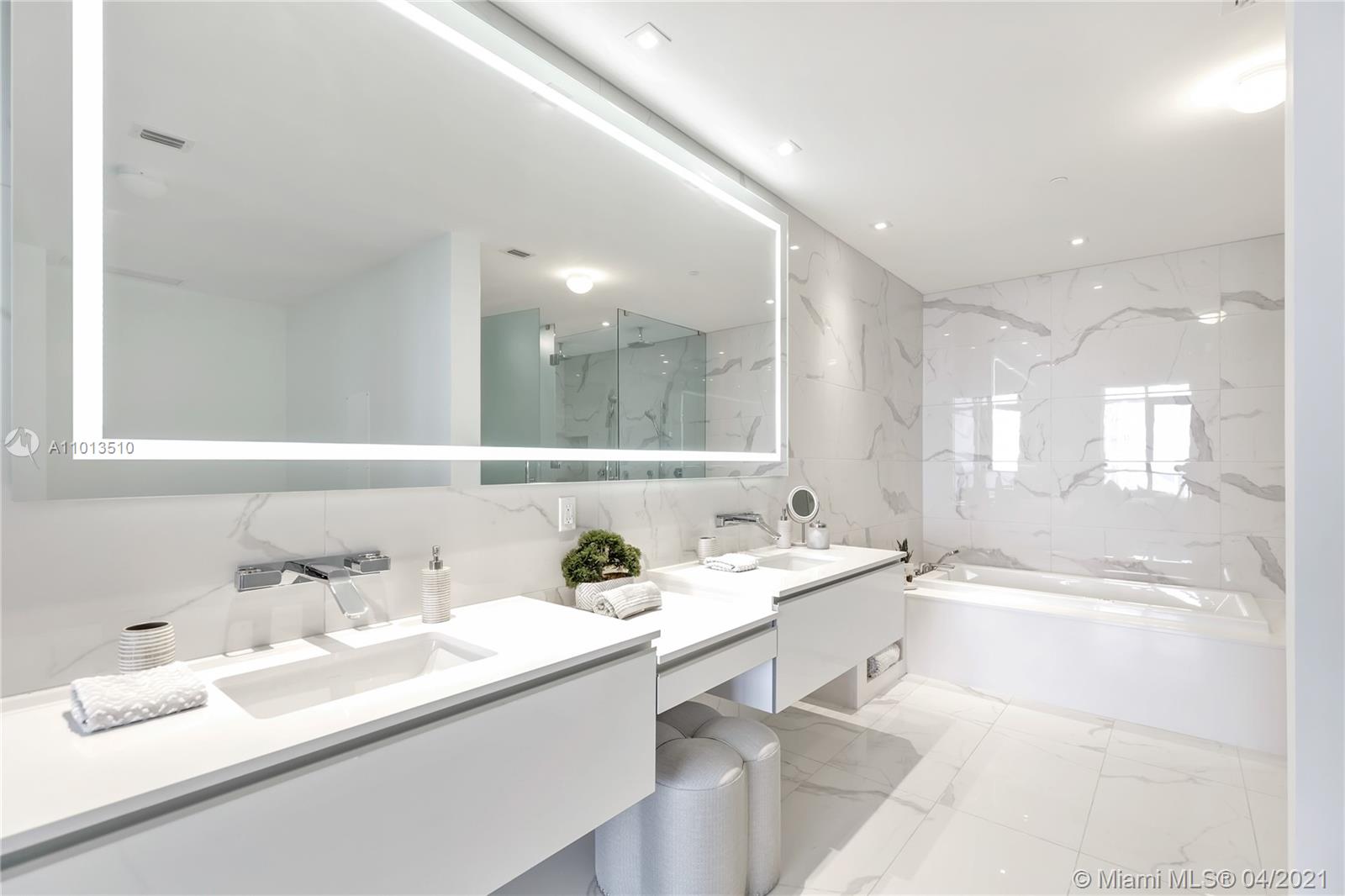 PRIVE CONDO - Residential