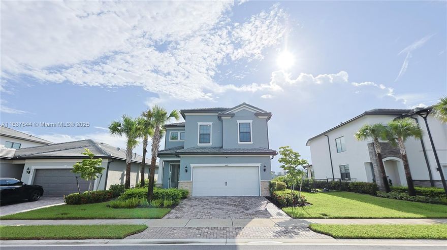 Stunning lake views with OVERSIZED LOT!!!  Don’t miss the chance to live in this beautiful home in a great location!  Discover this beautiful 4-bedroom, plus Den,  3-bathroom home for sale in the gated community of Oak Three, near Fort Lauderdale. This spacious home, features a modern kitchen with a big pantry and an extra fridge, making daily life more convenient. Enjoy peaceful lake views while living in a welcoming neighborhood.
The community offers an excellent pool area, tennis courts, a gym, game room, and much more to bring comfort and fun to your life.