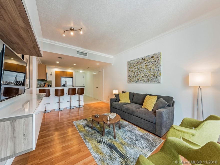 GORGEOUS 2/2 AT 1060 BRICKELL. TOP OF THE LINE AMENITIES INCLUDING: VIRTUAL GOLF ROOM, WINE/CIGAR ROOM, GYM ETC. RESTAURANTS, SHOPPING AND MORE WITHIN A WALKING DISTANCE. BREATH TAKING VIEWS OF BRICKELL AND DOWNTOWN MIAMI AREA.