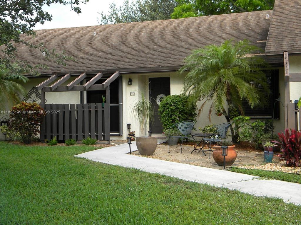 Photo of 77 Via De Casas Norte, Boynton Beach, FL 33426 (MLS # A11826149)