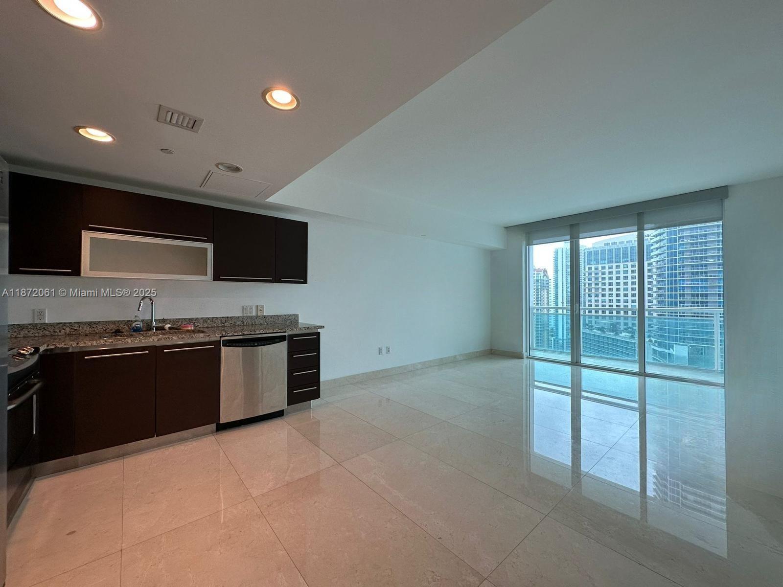 Wonderful 1 Bedroom / 1 Bath unit with bay and city views. Marble flooring throughout, granite counter tops and
stainless steel appliances, lots of natural light. Amenities include: 2 pools, fitness center, 24 hour valet, and more.