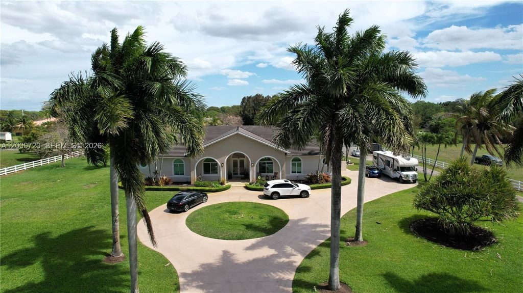 Photo of 4810 SW 198th Ter, Southwest Ranches, FL 33332 (MLS # A12000720)