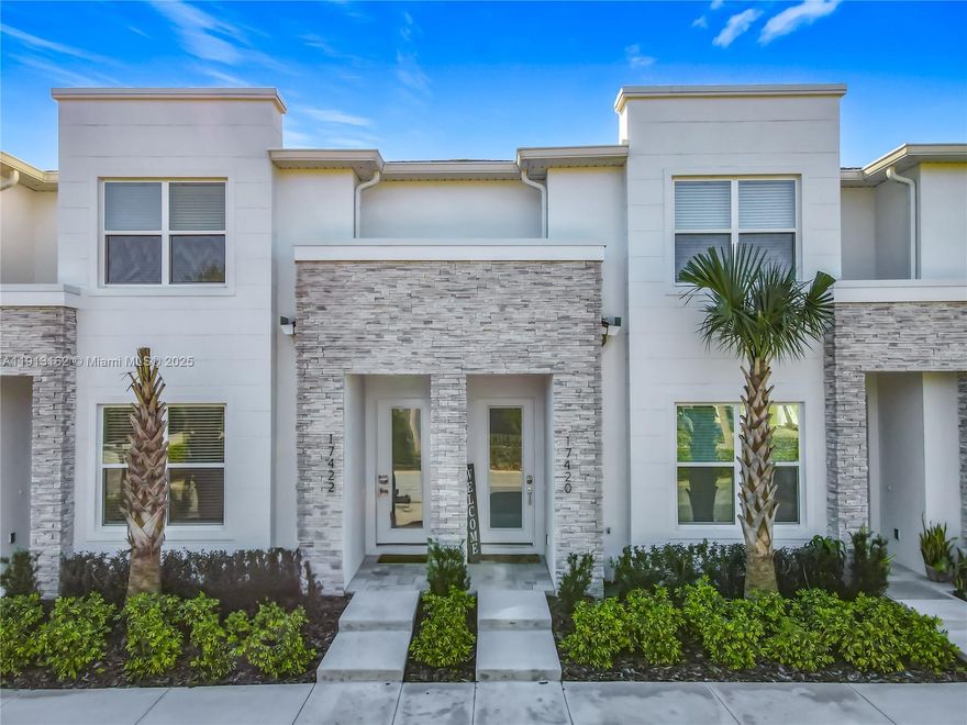 A 2025 modern, fully furnished, turnkey 3/3 + Loft townhome near Orlando's  theme parks. Perfect for a primary residence or a lucrative short-term rental investment.
Features include a private heated pool in a screened backyard, open-concept layouts, porcelain tile, modern cabinetry, and quartz countertops.
Affordable HOA fees & coming soon, a resort-style clubhouse (pool, fitness center), and crucial, NO RENTAL RESTRICTIONS!  Immediate income potential from Day 1!