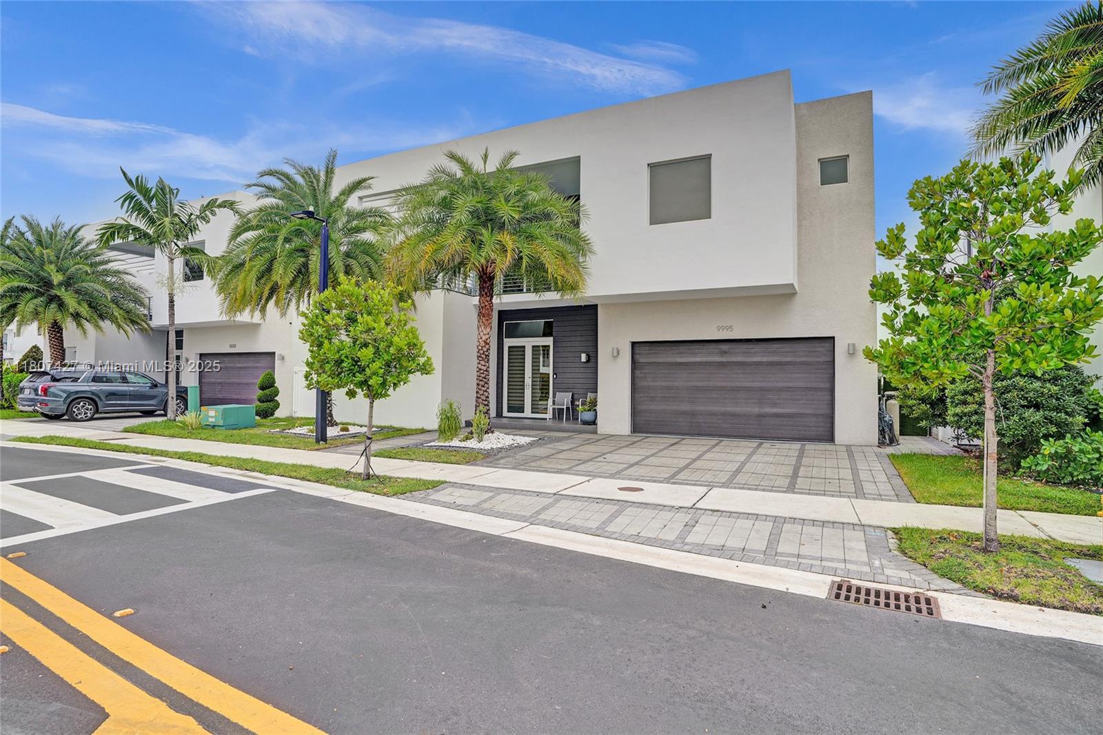 9995 Nw 75th St, Doral, Miami-Dade County, Florida - 5 Bedrooms  
5 Bathrooms - 