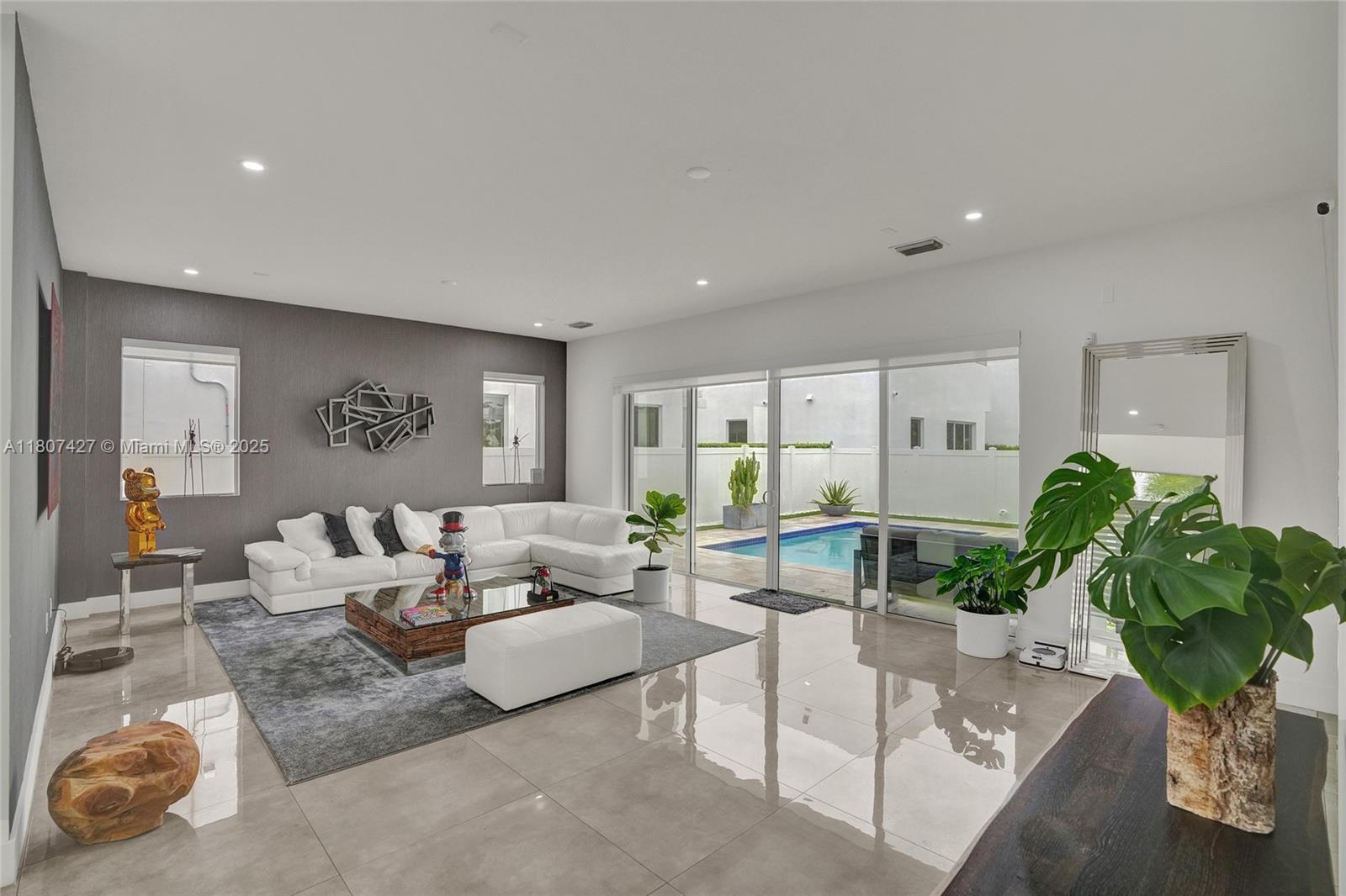 9995 NW 75th St