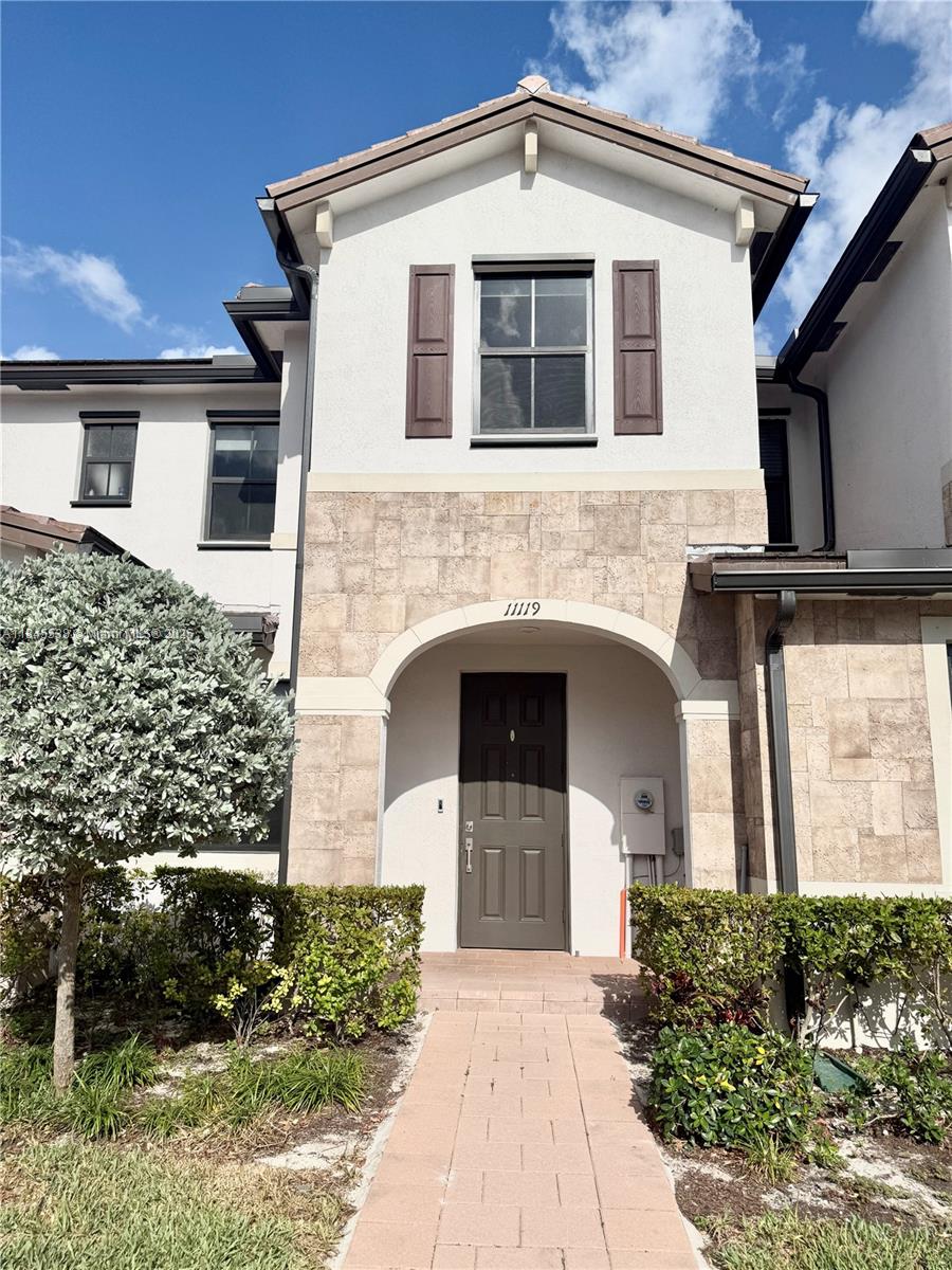 Villa in the prestigious Aquabella community, located in Hialeah Gardens! This beautifully
maintained home features 3 spacious bedrooms and 2.5 bathrooms. Offering extra space and privacy. Community amenities include two clubhouses, pools, a private gym, dog park, and more. Easy to show — a must-see!