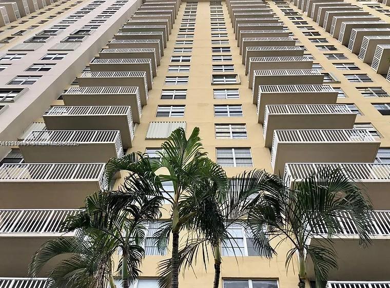 WINSTON TOWERS 400 CONDO - Residential