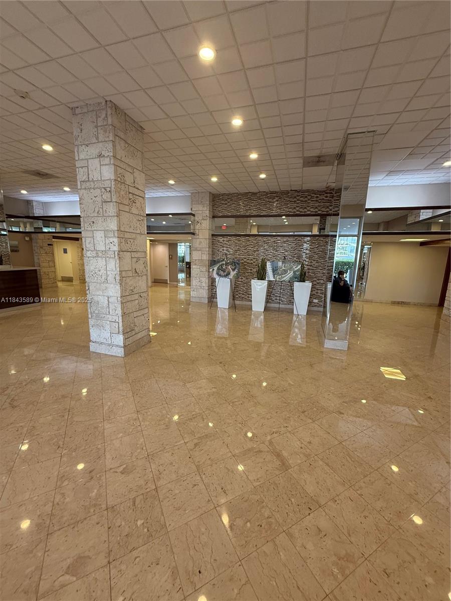 WINSTON TOWERS 400 CONDO - Residential