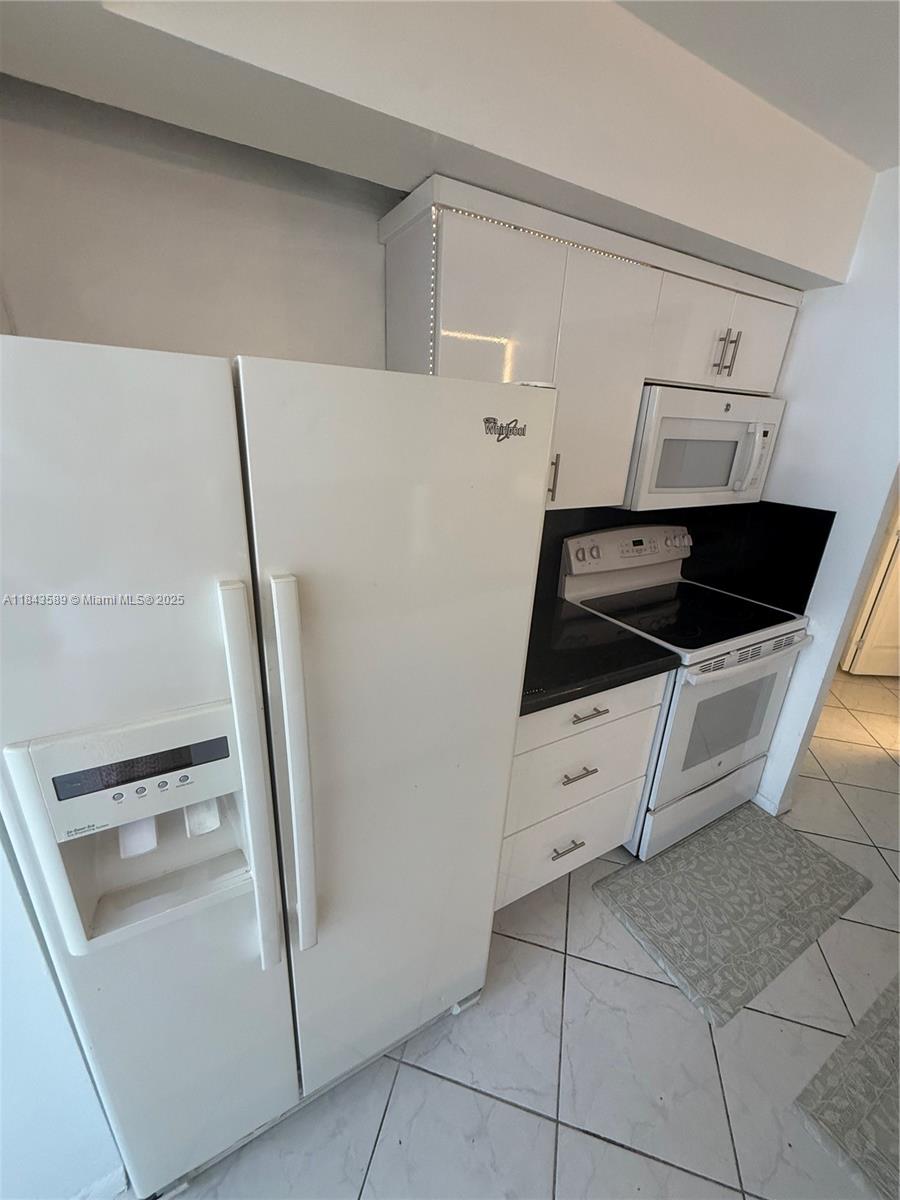 WINSTON TOWERS 400 CONDO - Residential