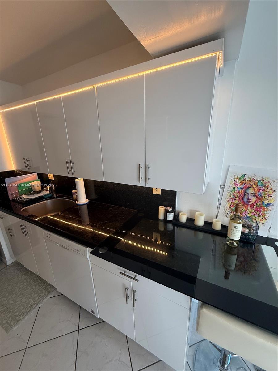 WINSTON TOWERS 400 CONDO - Residential