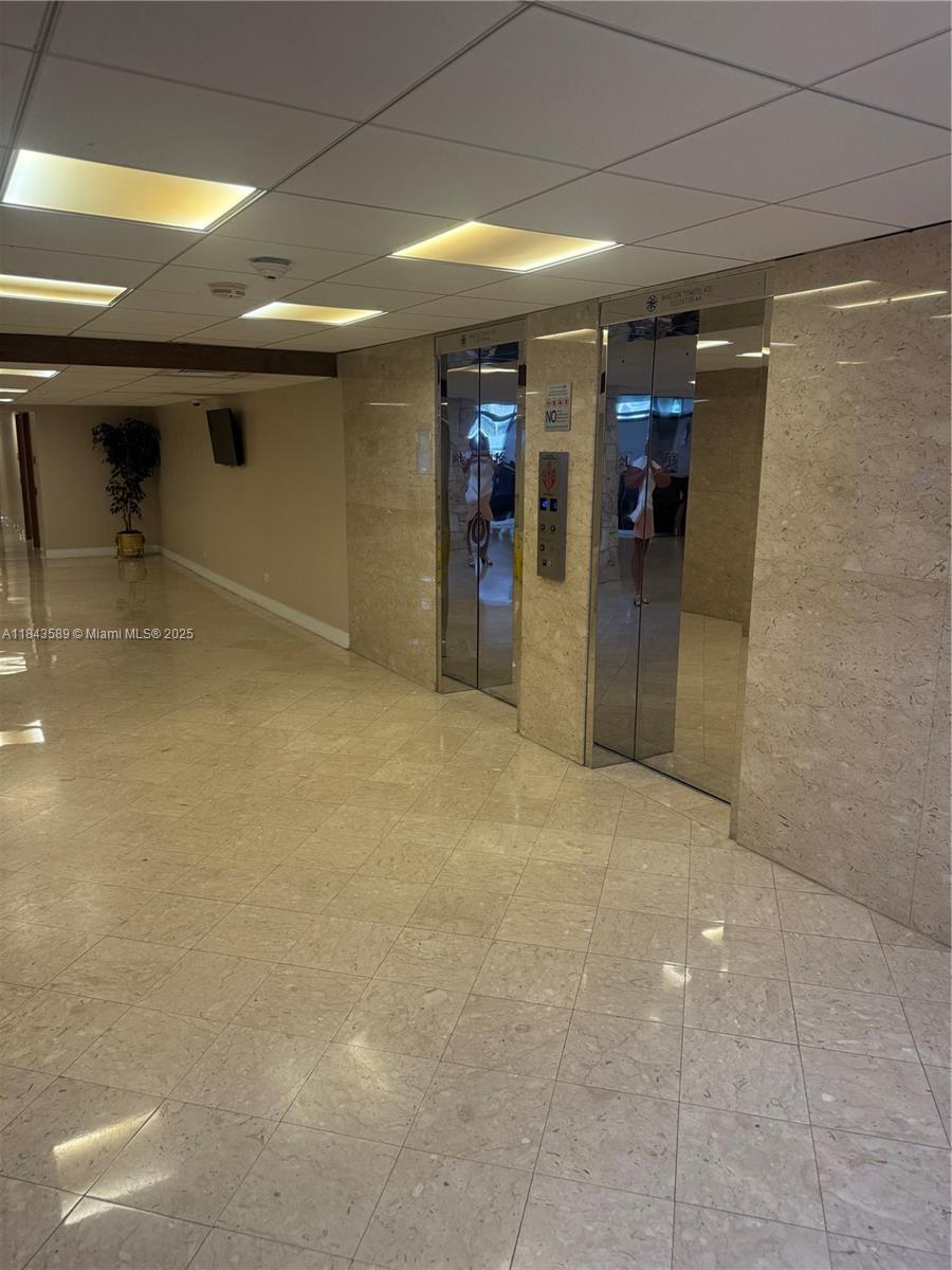 WINSTON TOWERS 400 CONDO - Residential