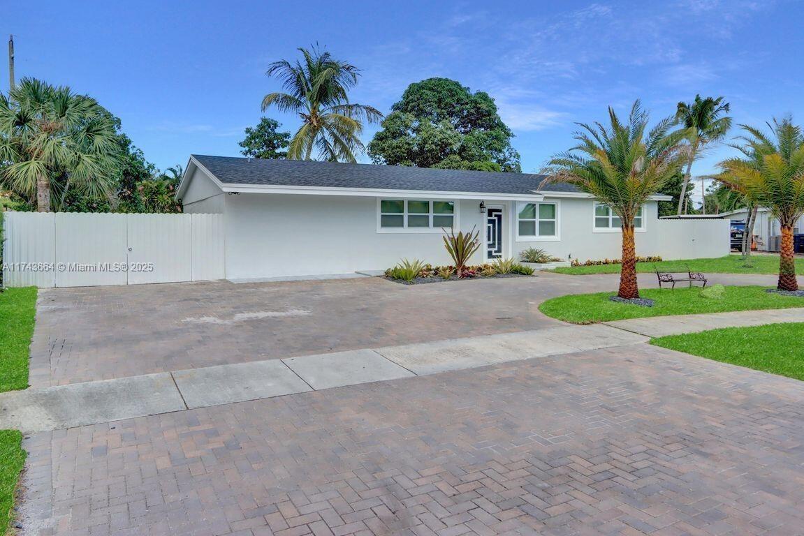 2465 Edgewater Dr