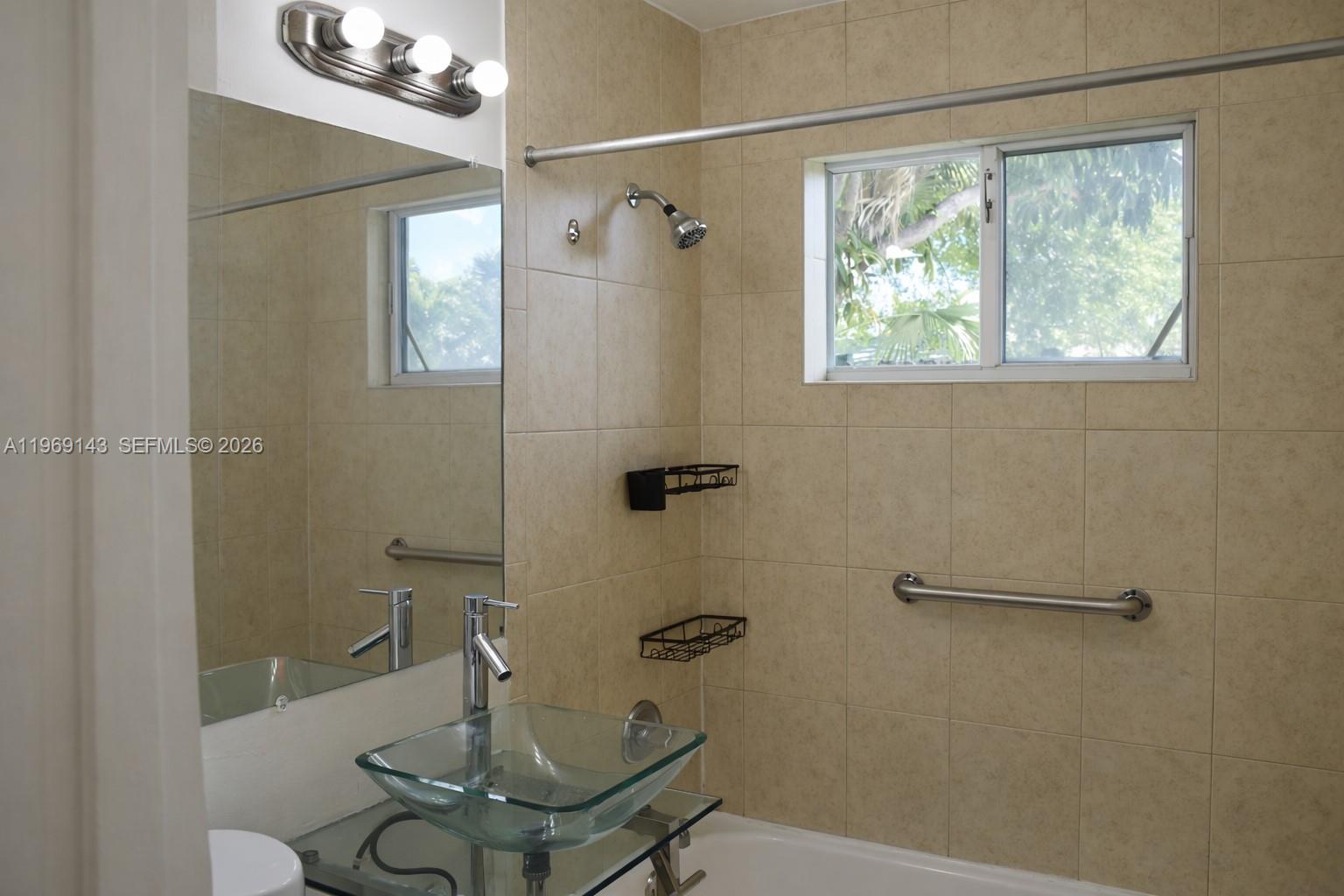 932 MOFFETT CONDO - Residential Lease