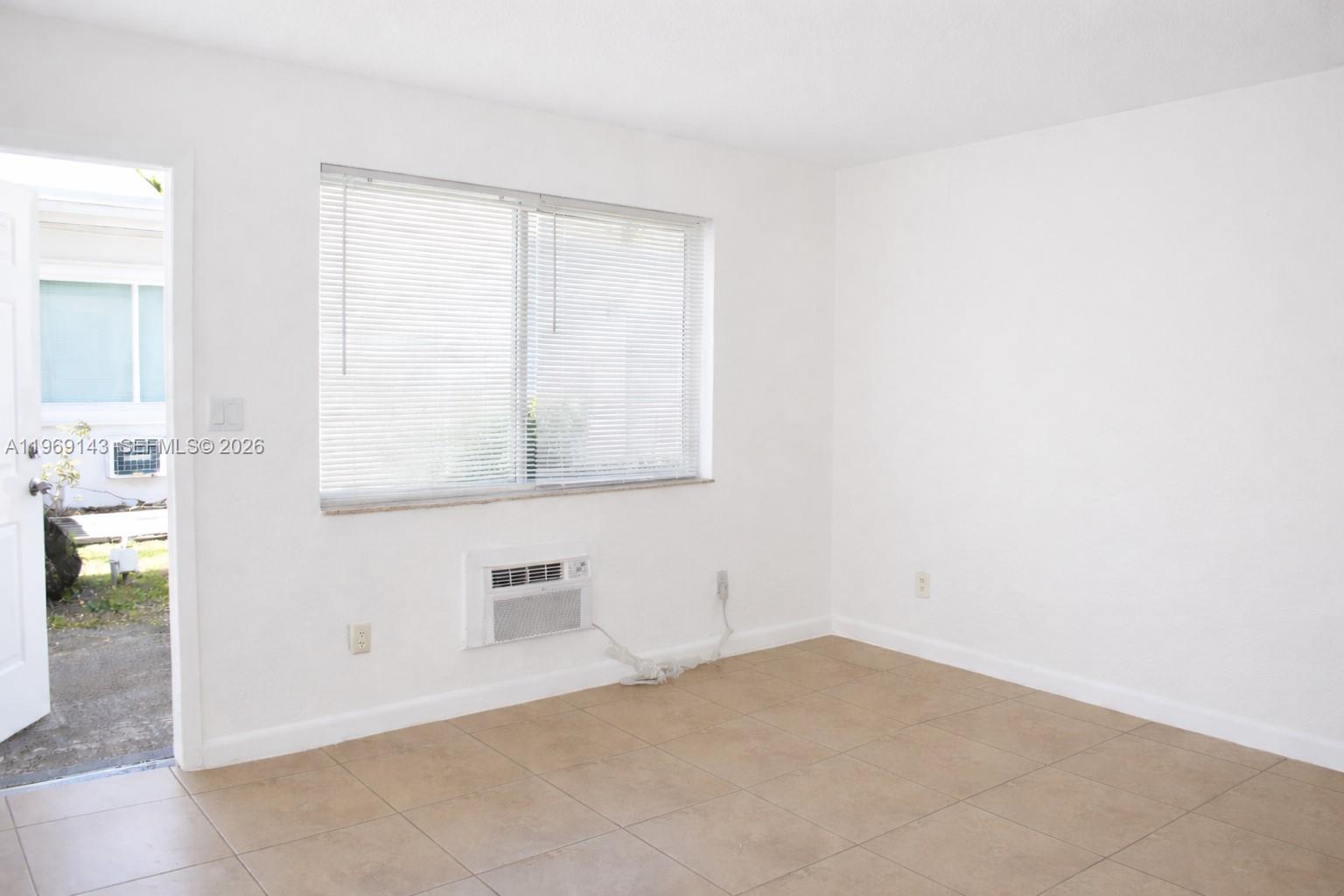 932 MOFFETT CONDO - Residential Lease