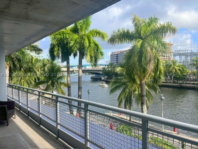690 SW 1st Ct 305