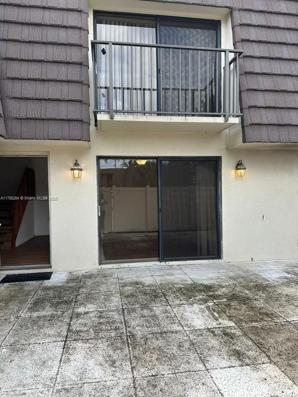 Charming and spacius 2/2.5 Townhouse located in a great community for you to live, and near to many fabulous places in west palm beach, assigned parking, washer and dryier in unit plus ameniest like Pool.