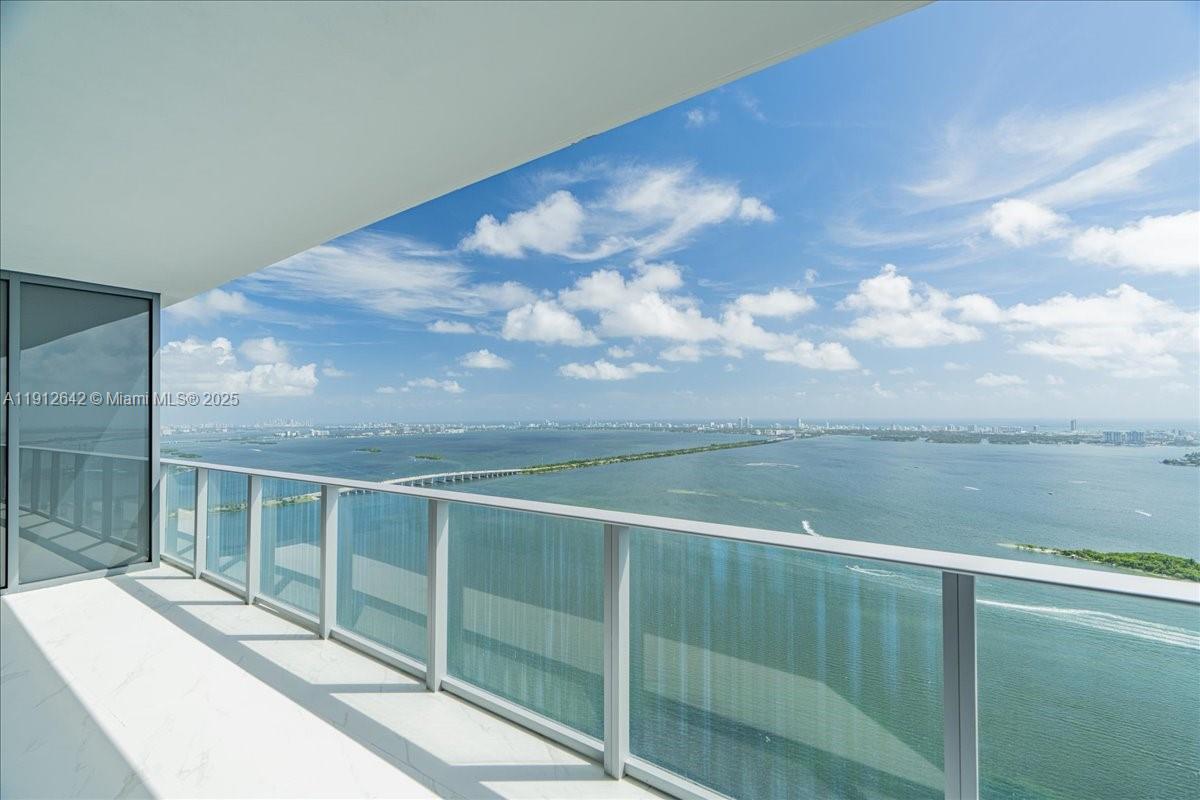 AREA RESERVE MIAMI - Residential Lease