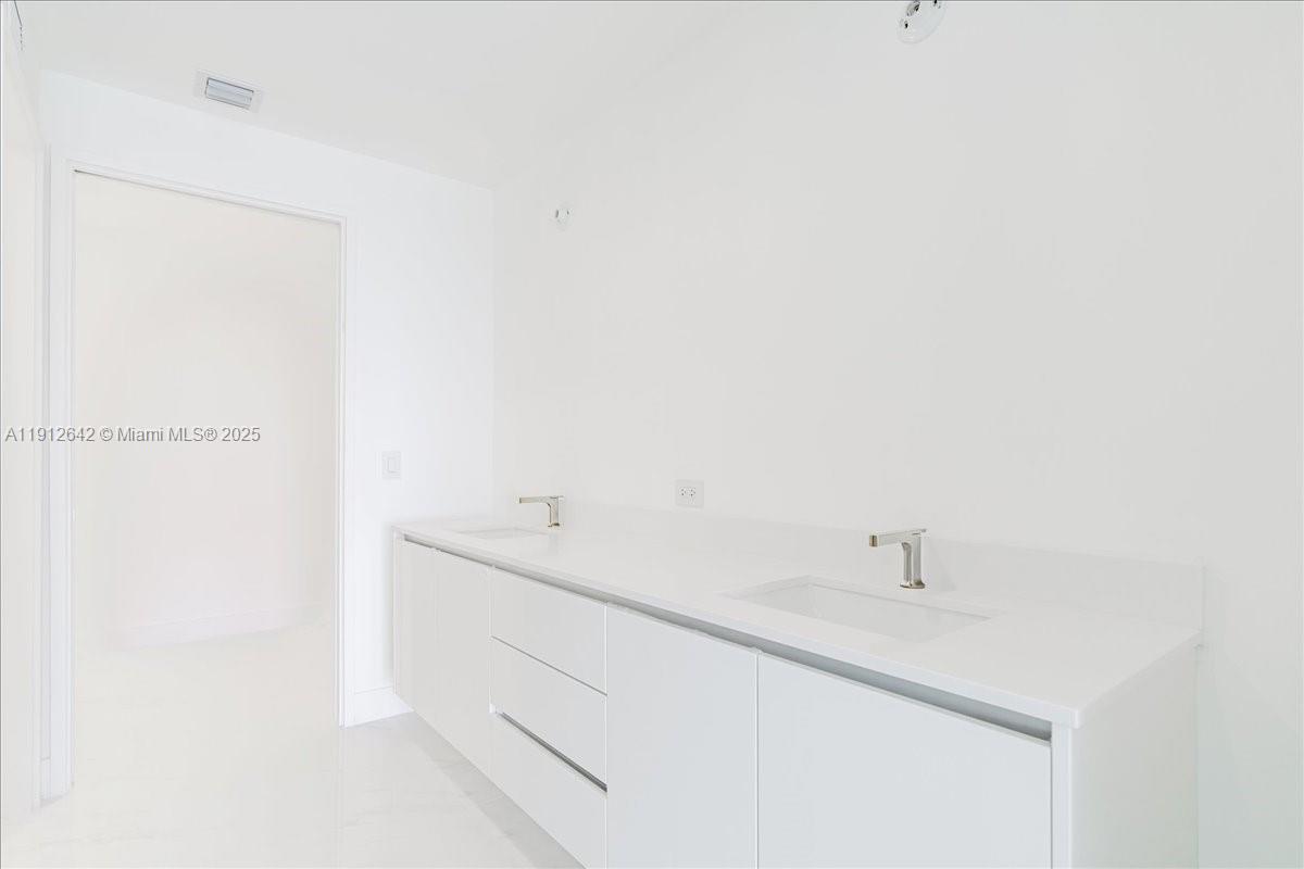 AREA RESERVE MIAMI - Residential Lease