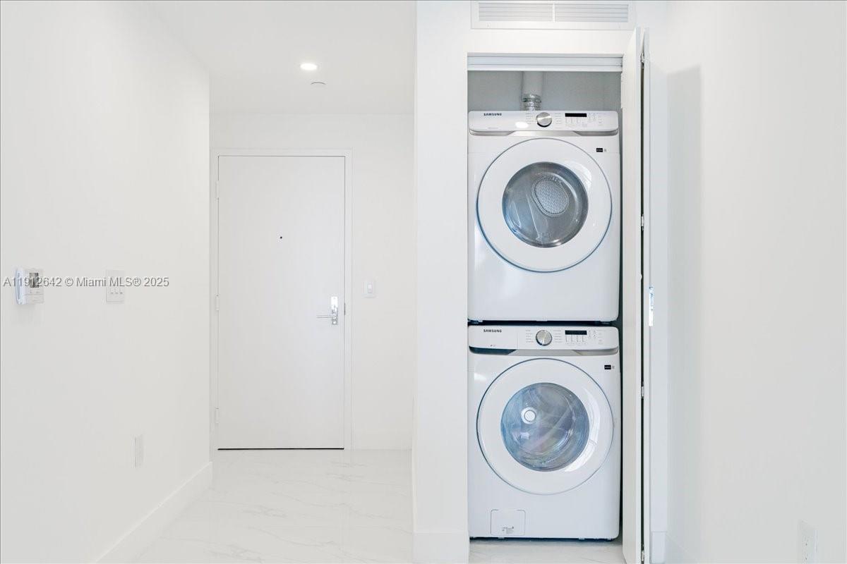 AREA RESERVE MIAMI - Residential Lease