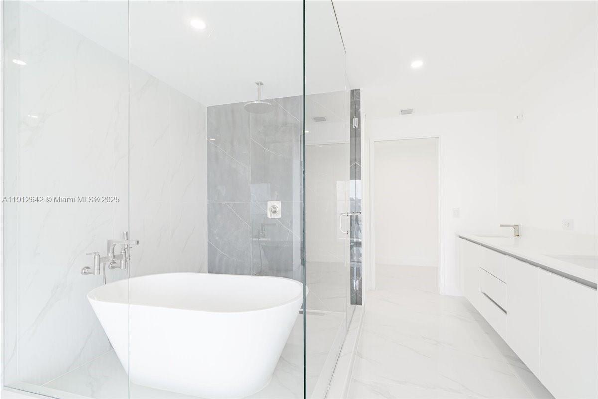 AREA RESERVE MIAMI - Residential Lease