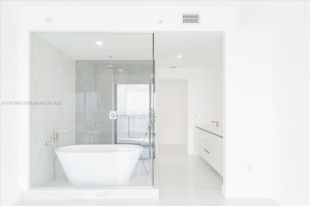 AREA RESERVE MIAMI - Residential Lease