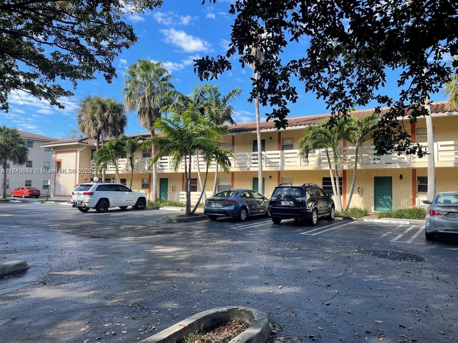 Spacious 2BR/2BA Apartment in Prime Location – Excellent Investment Opportunity!
Looking for a solid investment? This spacious 2-bedroom, 2-bathroom apartment offers everything you need. The well-maintained kitchen features ample cabinet space, and the unit includes in-unit washer & dryer, access to a community pool, and a fantastic location near shopping, dining, and public transit.
The apartment already has a reliable tenant in place, providing consistent rental income from day one. Don’t miss out on this great chance to own a high-potential property in a thriving area!