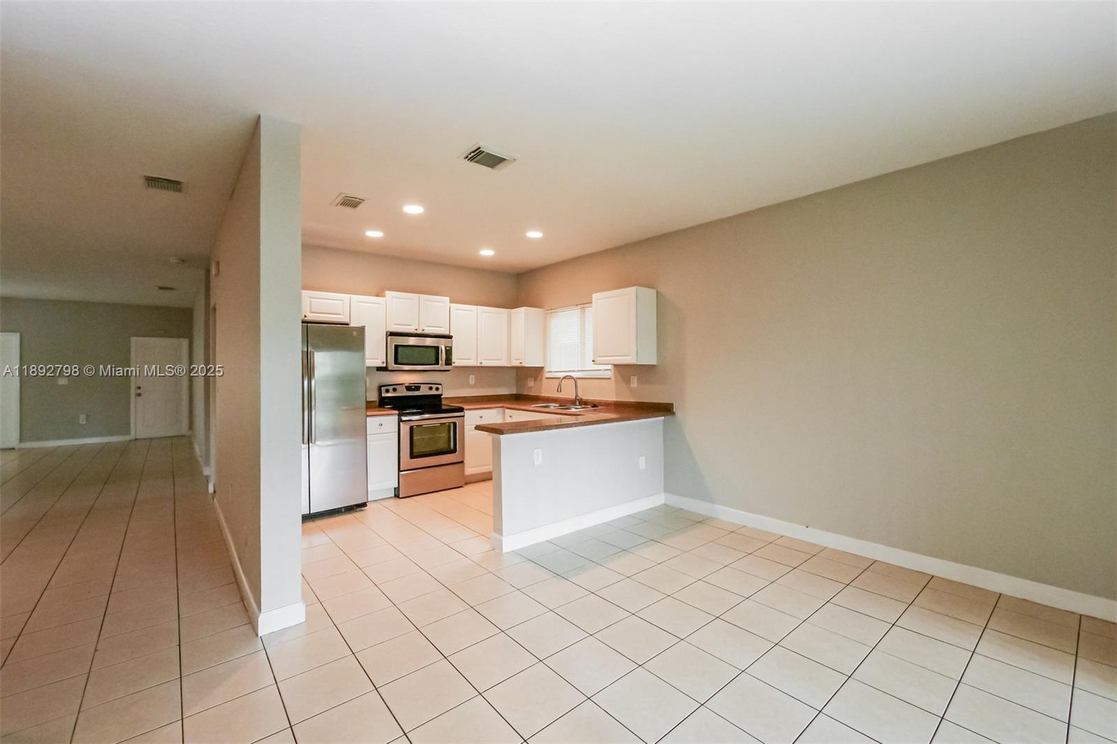 EMILIOS PLACE AT OASIS - Residential Lease