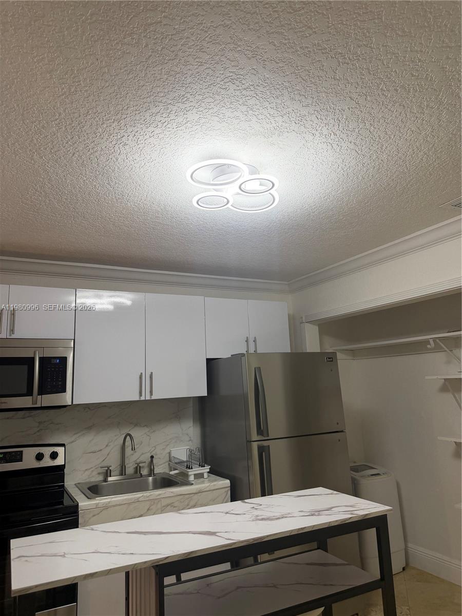 LAKES OF THE MEADOW SEC 4 - Residential Lease