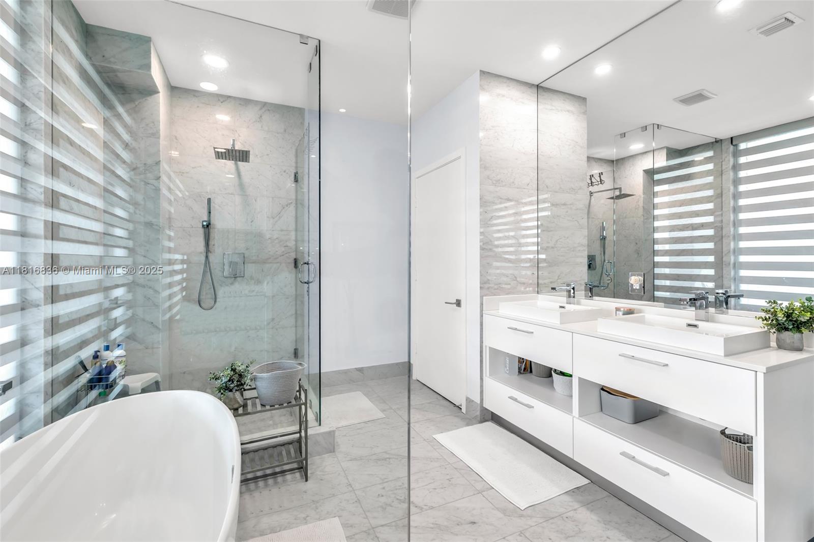 PARAISO BAY CONDO - Residential