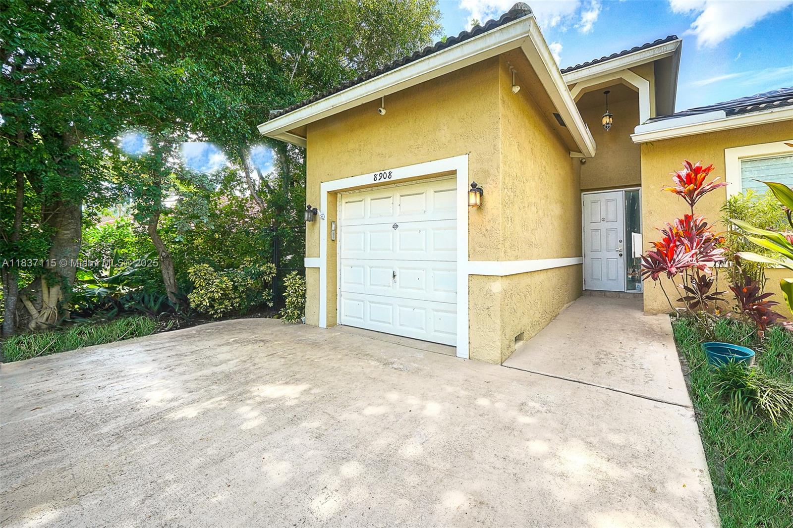 8908 NW 40th St