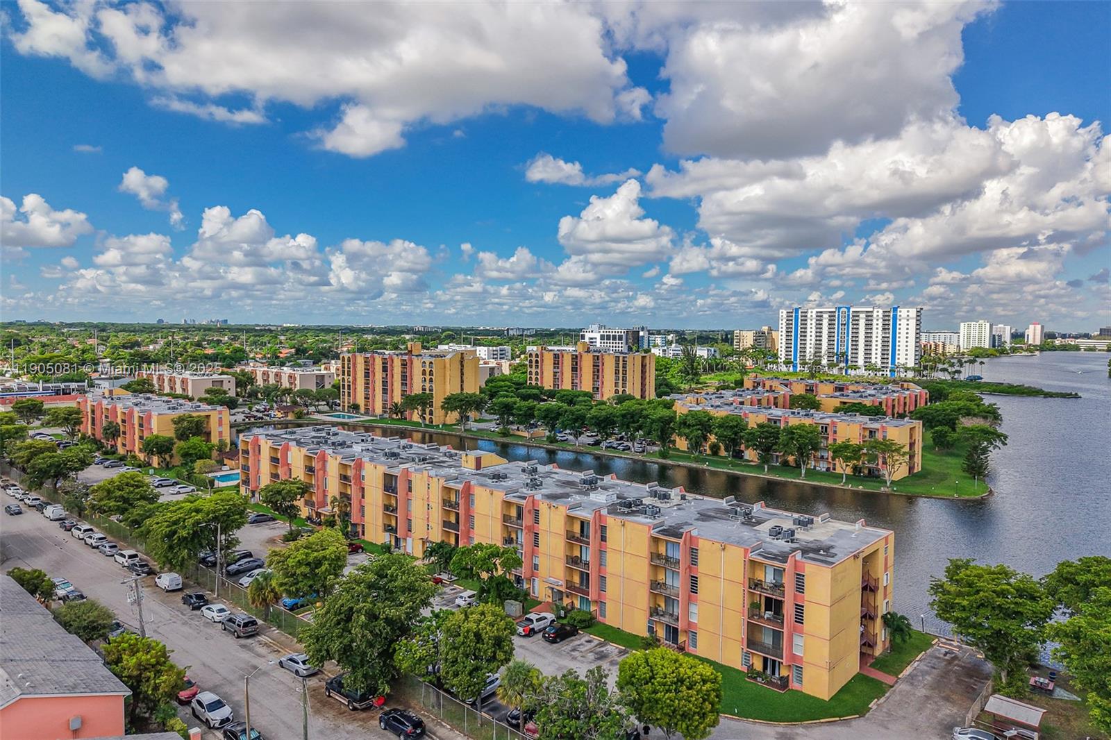 SUNSET VILLAS NO 3 CONDO- - Residential