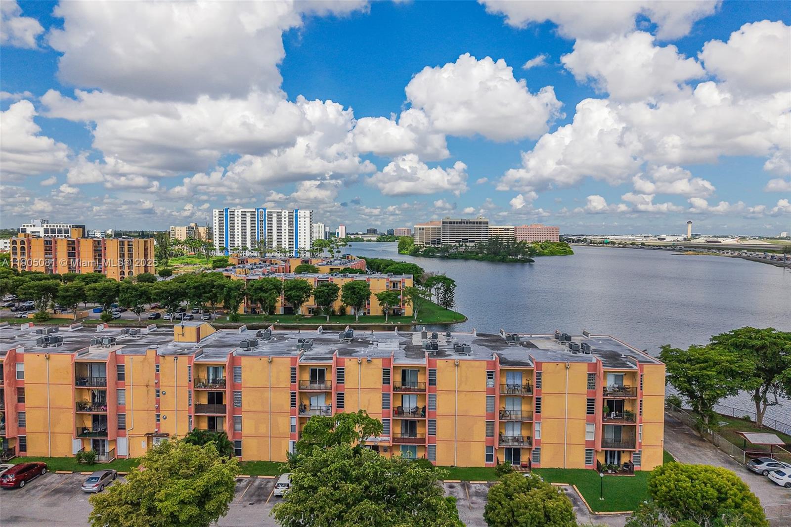 SUNSET VILLAS NO 3 CONDO- - Residential