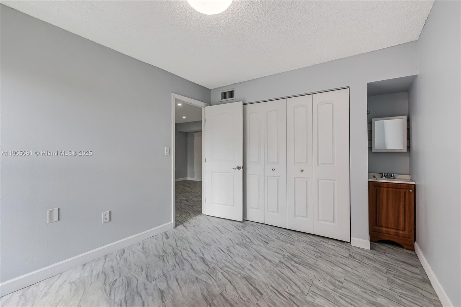 SUNSET VILLAS NO 3 CONDO- - Residential