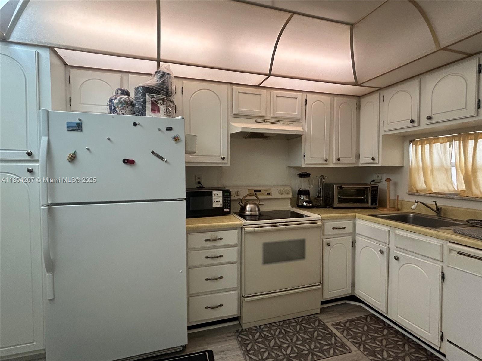 HOLLYBROOK GOLF & TENNIS - Residential Lease