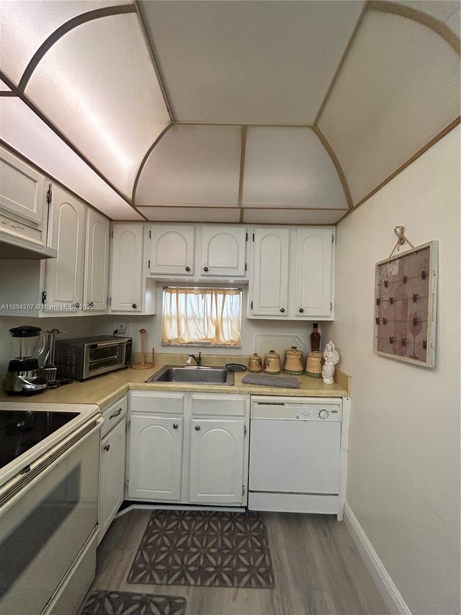 HOLLYBROOK GOLF & TENNIS - Residential Lease