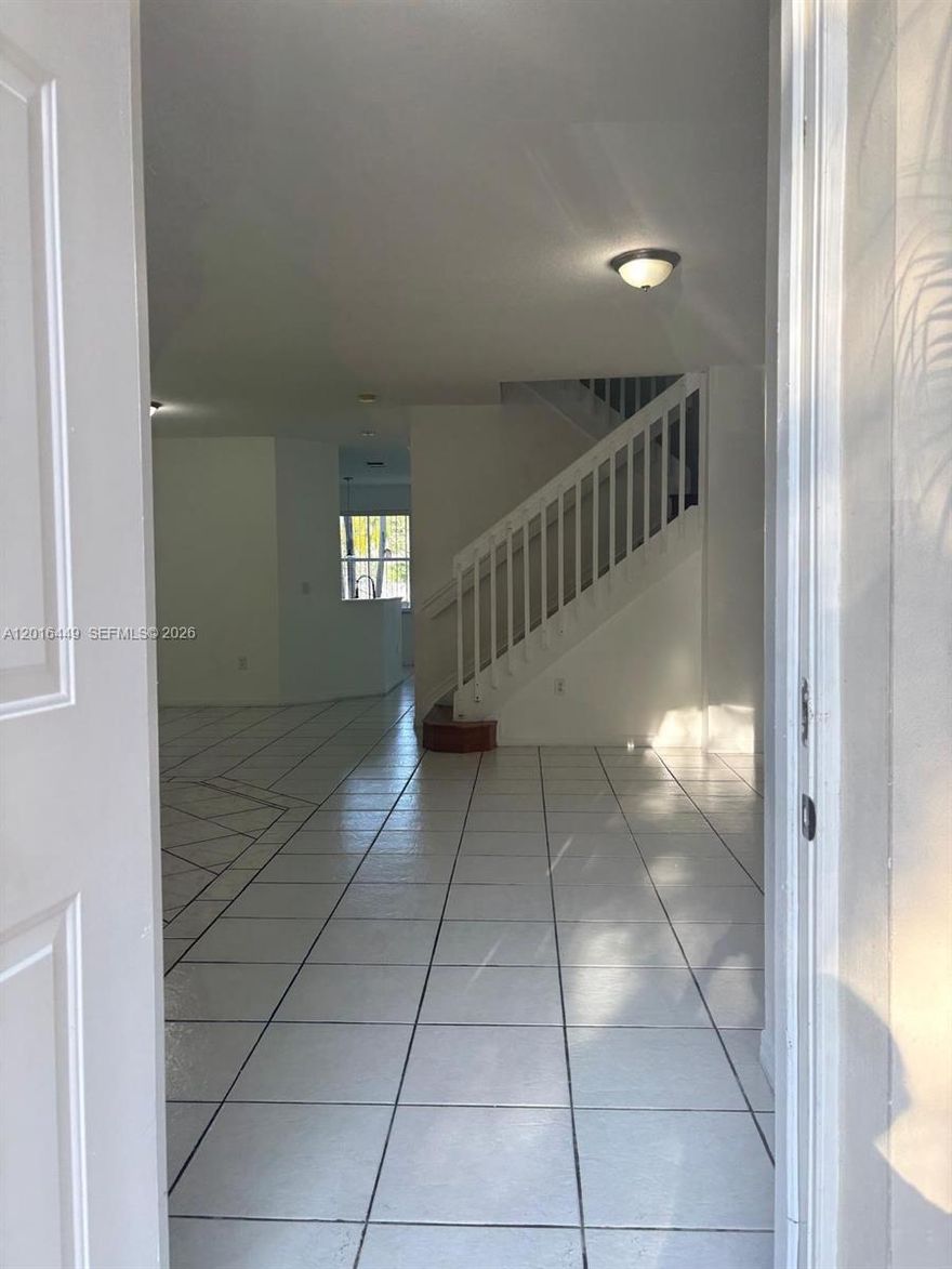 Beautiful Townhouse ,Lake View, Excellente Conditions, Great Location, near schools and shopping centers. Located in the desirable Community.