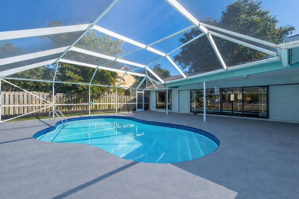 Photo of 1128 W Rainwood Cir W, Palm Beach Gardens, FL 33410 (MLS # A11957809)