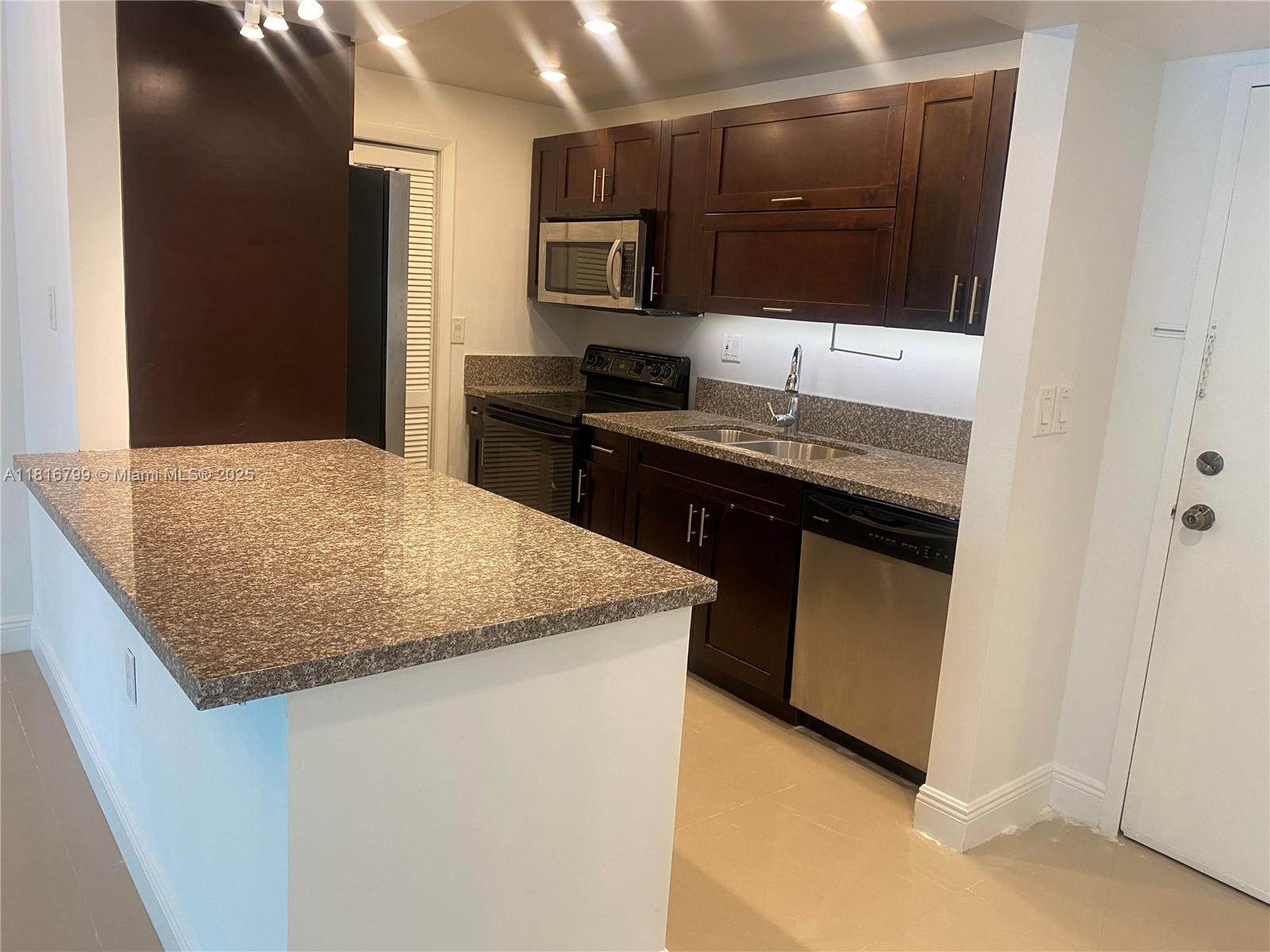 100 Lakeview Dr 316, Weston, Broward County, Florida - 2 Bedrooms  
2 Bathrooms - 