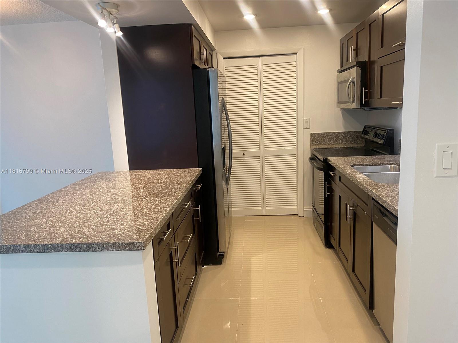 This beautifully remodeled 2-bedroom, 2-bathroom condo is located on the 3rd floor with elevator access in a secured, gated building. The unit features new ceramic flooring, stainless steel appliances, impact windows, and a private balcony. Renovated just two years ago, the property is in excellent condition.
The community offers a peaceful and natural environment, with access to a pool and beautifully maintained green areas—perfect for relaxation and enjoying the outdoors.
Conveniently located in the heart of Weston, near I-75, Sawgrass Expressway, top-rated schools, shopping, and dining, with easy access to Fort Lauderdale Airport.