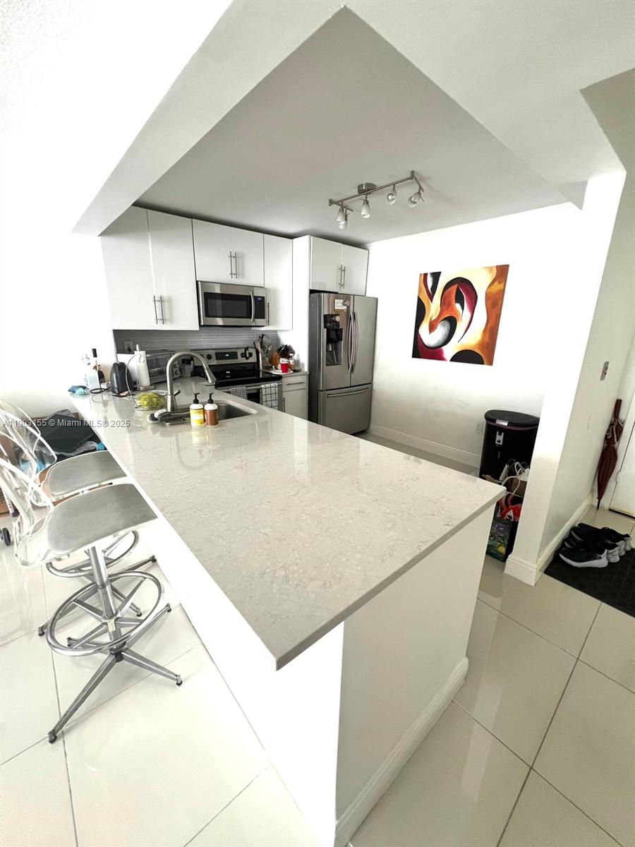 COMMODORE PLAZA CONDO - Residential