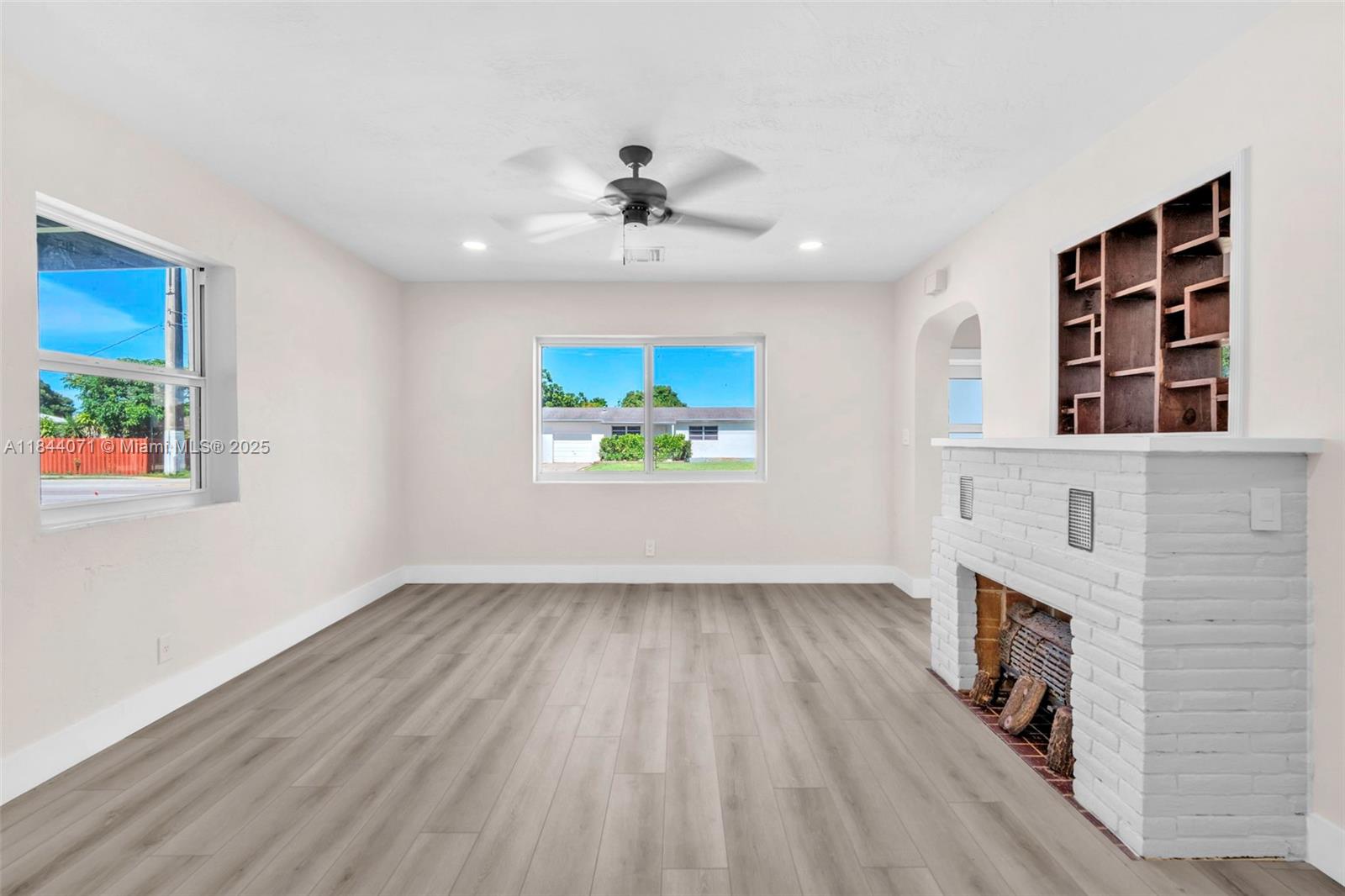 HOLLYWOOD BEACH GARDENS - Residential