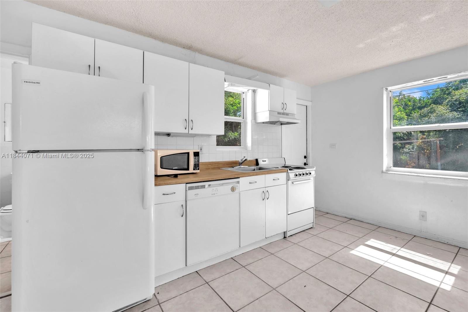 HOLLYWOOD BEACH GARDENS - Residential