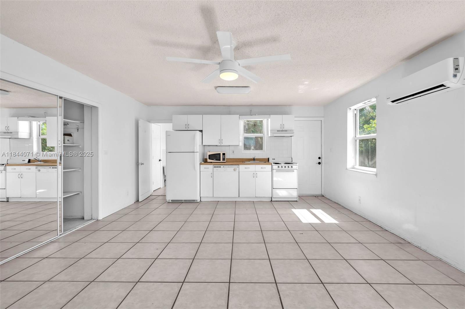 HOLLYWOOD BEACH GARDENS - Residential