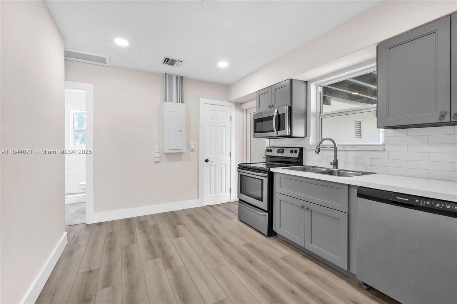 HOLLYWOOD BEACH GARDENS - Residential