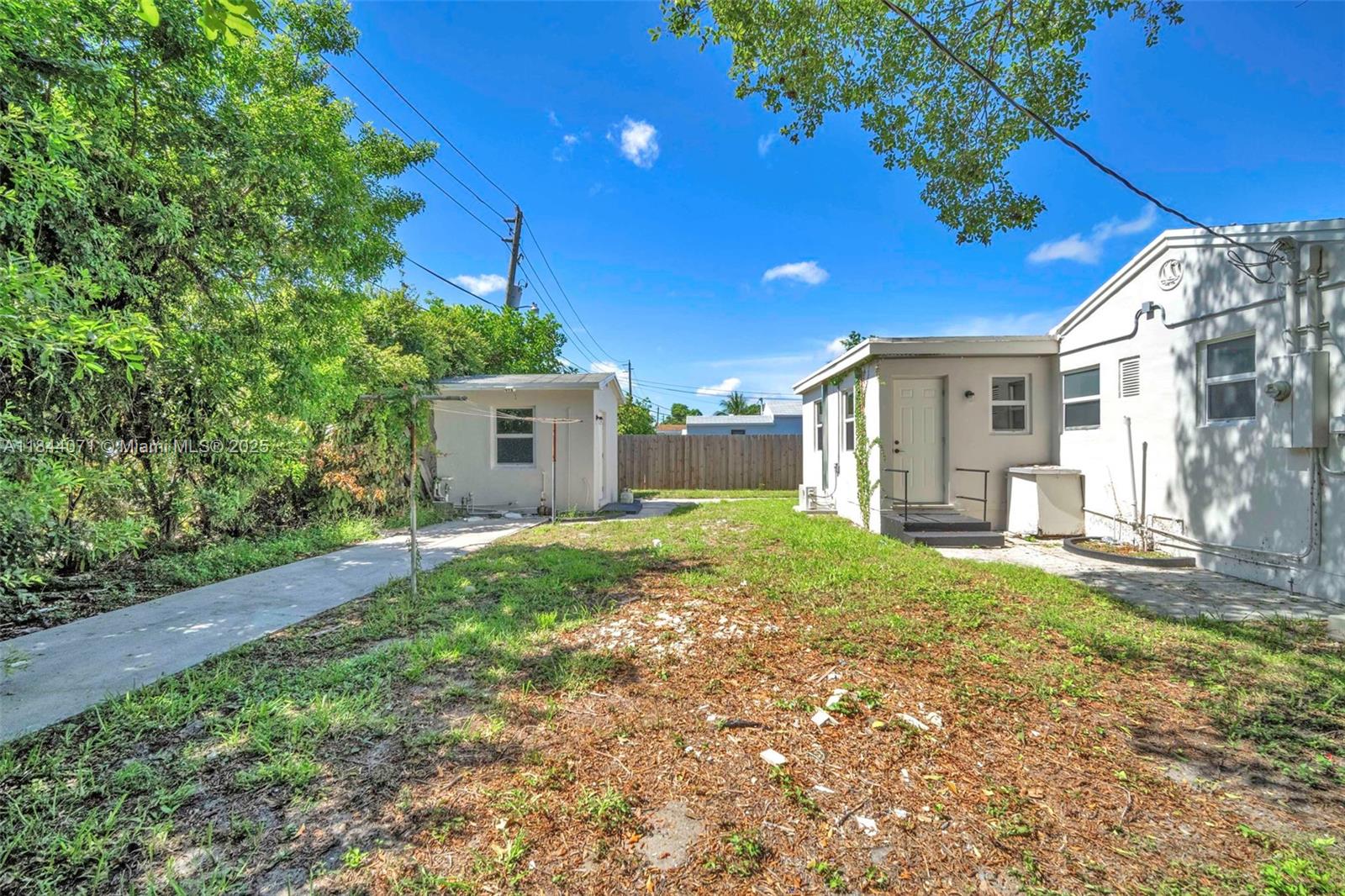 HOLLYWOOD BEACH GARDENS - Residential