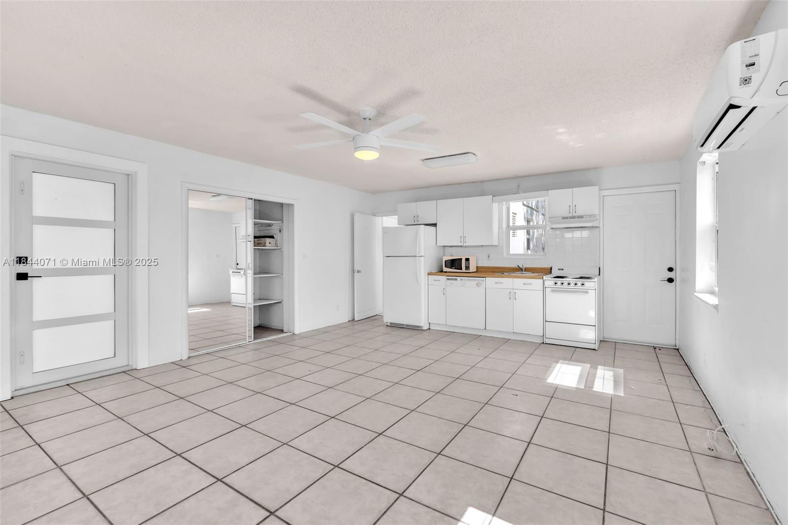 HOLLYWOOD BEACH GARDENS - Residential