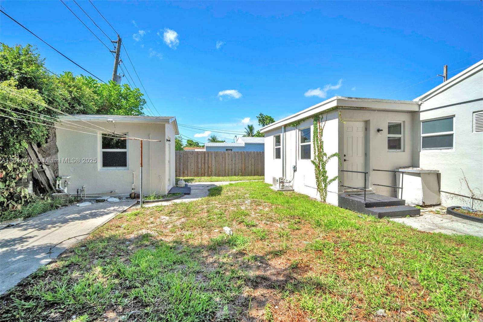 HOLLYWOOD BEACH GARDENS - Residential