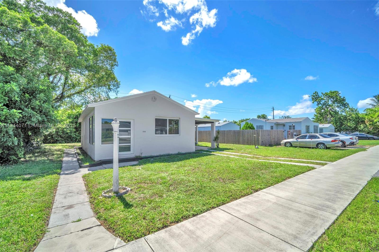 HOLLYWOOD BEACH GARDENS - Residential