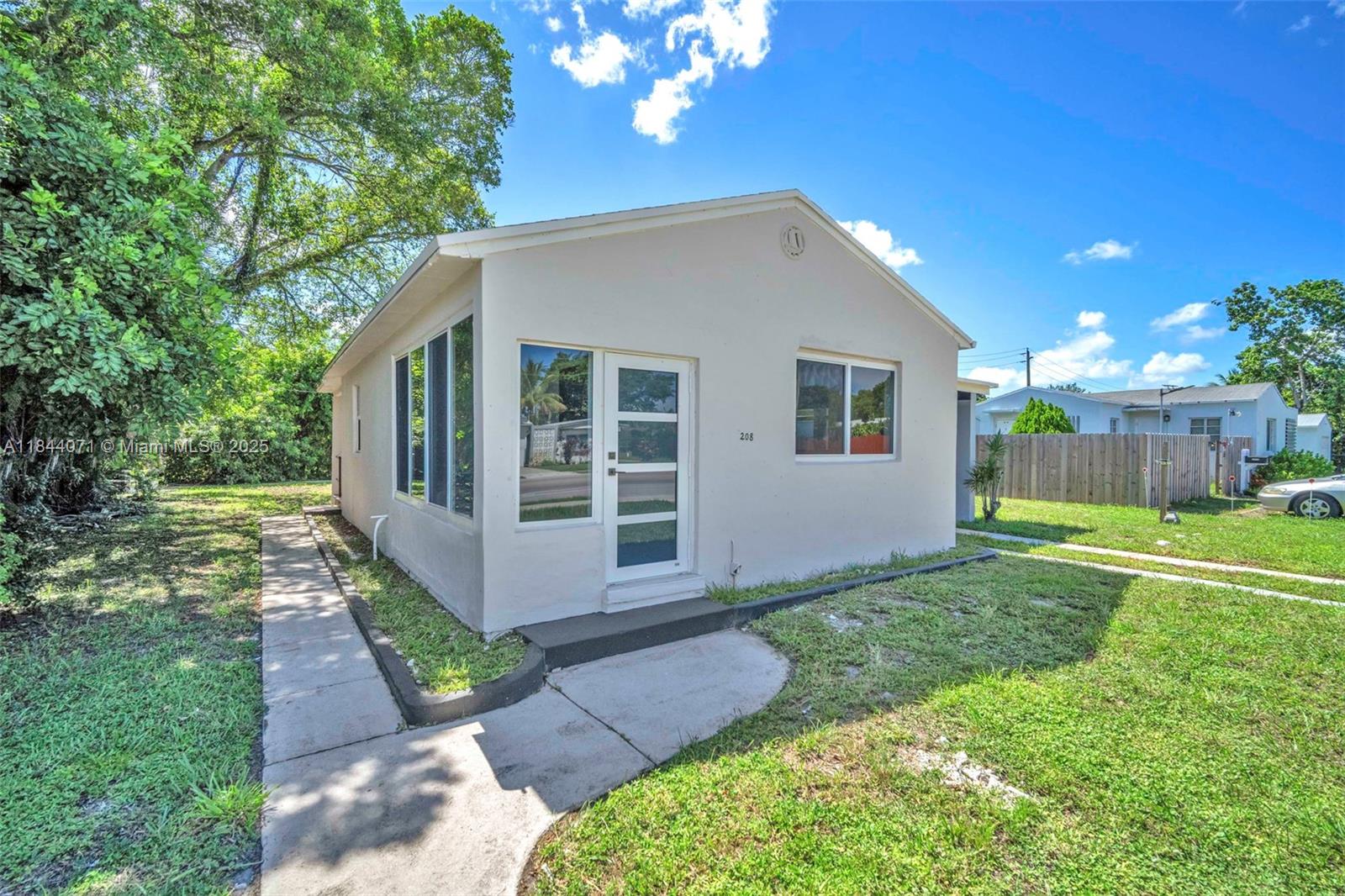 HOLLYWOOD BEACH GARDENS - Residential